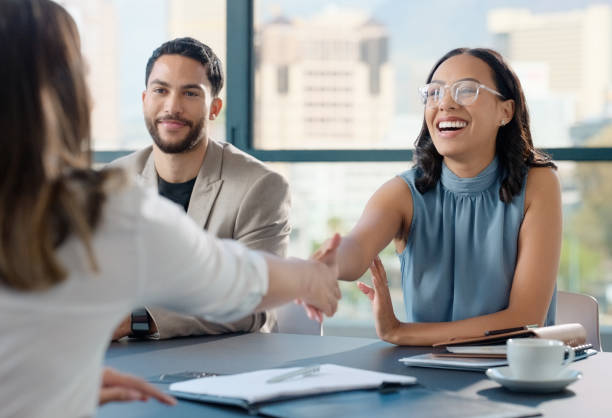 Warum eine Personalvermittlung für Industrie den Recruiting-Prozess beschleunigt