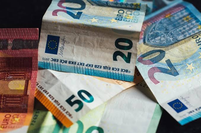 Falschgeld erkennen und sich vor Betrug schützen