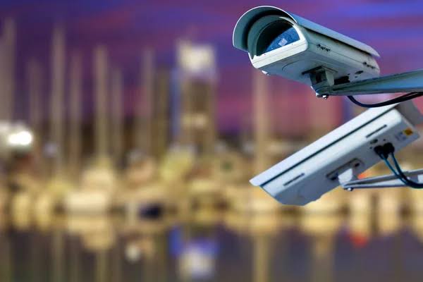 Videoüberwachung Installation mit intelligenter Personenerkennung und KI