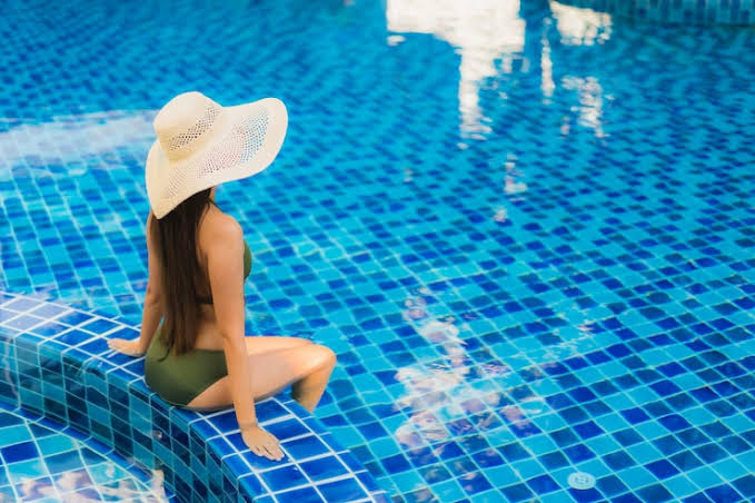 Poolabdeckung begehbar planen und den Außenbereich stilvoll erweitern